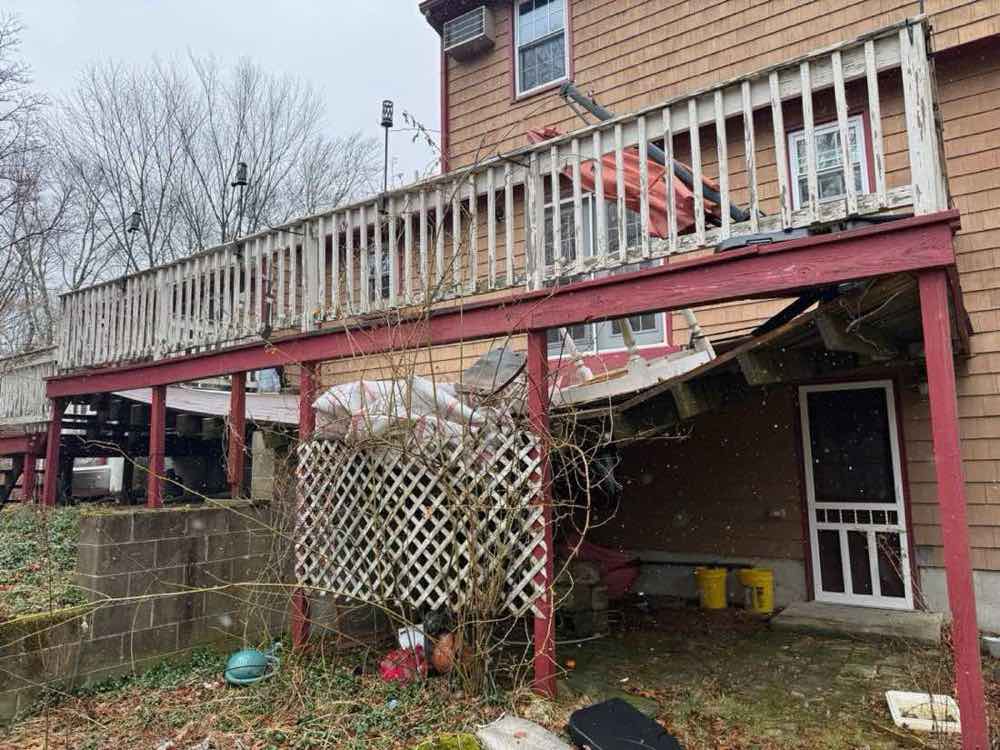 Deck pulling away from the house